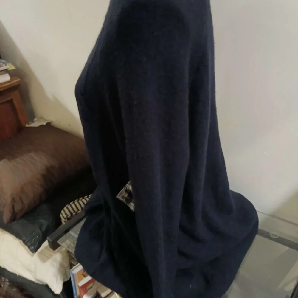 Woman's Sweater - Picture 4 of 8